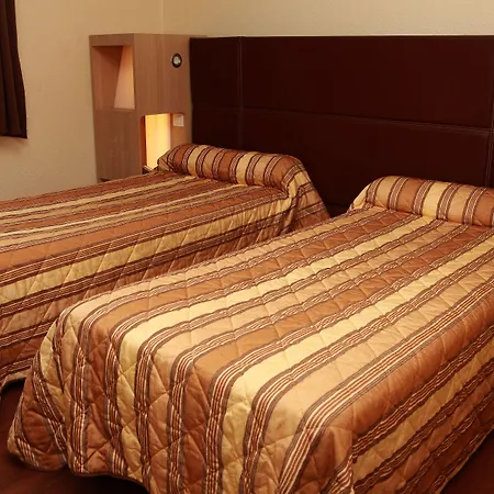 Отель Les Genets Bayonne