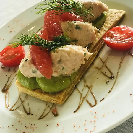 Les Genets Bayonne Отель 2*