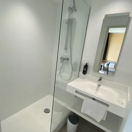 Les Genets Bayonne Отель Lahubiague