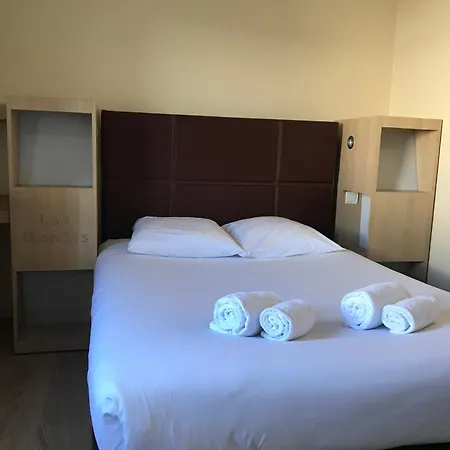 Отель Les Genets Bayonne 2*