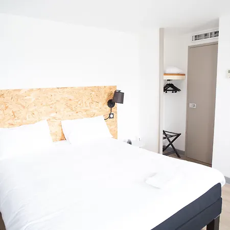 Отель Les Genets Bayonne 2*